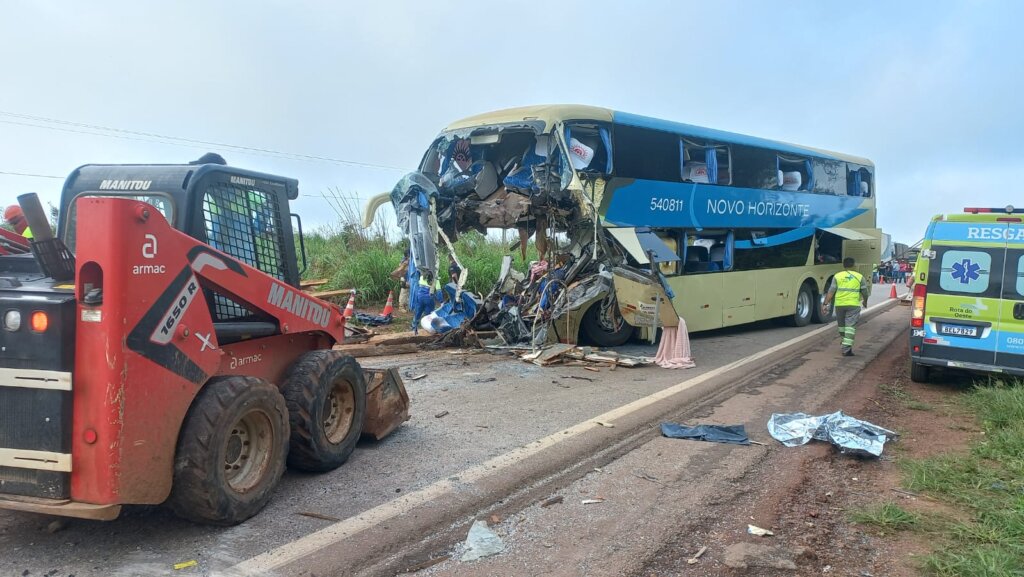 URGENTE: Acidente entre ônibus e carreta deixa mortos e dezenas de feridos na BR-163
