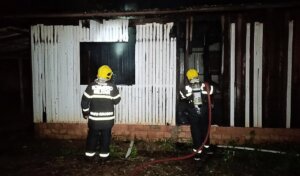 Bombeiros são acionados para conter incêndio em casa abandonada em Sinop 3