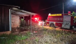 Bombeiros são acionados para conter incêndio em casa abandonada em Sinop 2