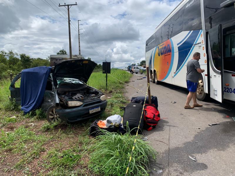 Colisão entre ônibus e carro deixa 3 mortos em rodovia de Mato Grosso 2