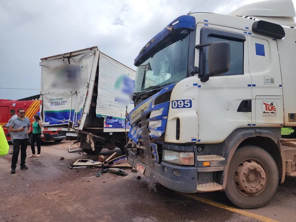 Acidente entre caminhões deixa uma pessoa ferida na BR-163 2