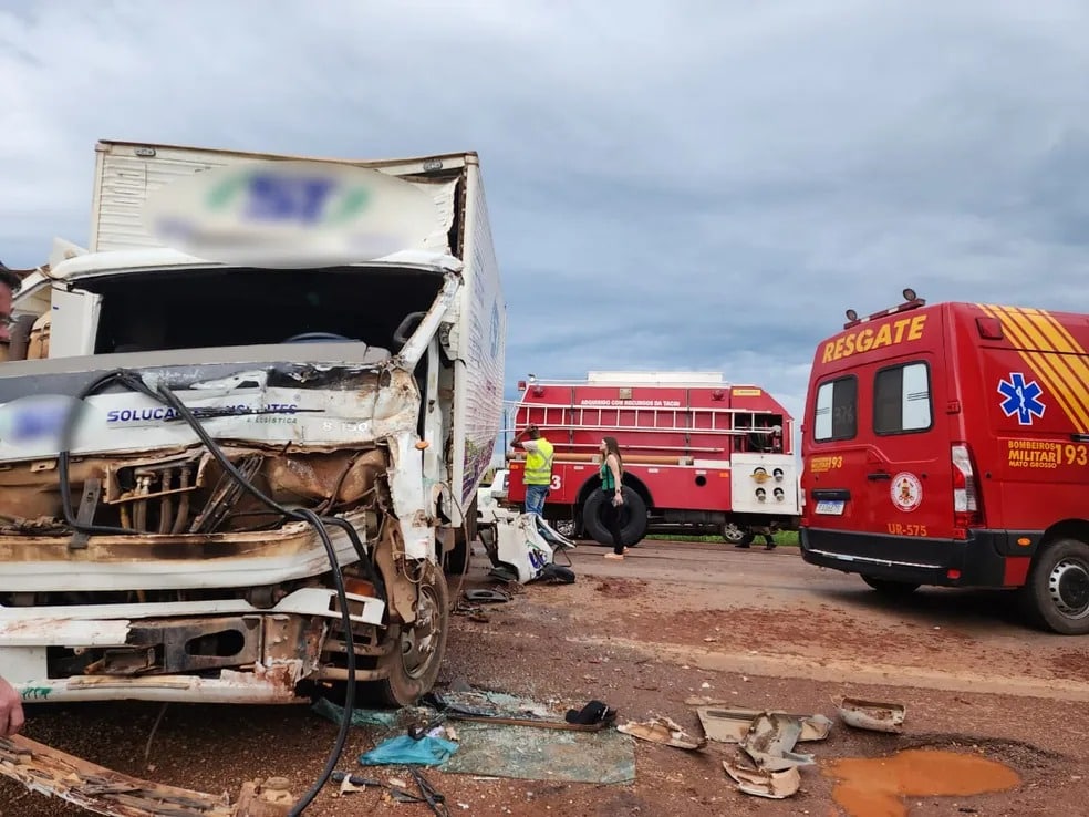 Acidente entre caminhões deixa uma pessoa ferida na BR-163 1