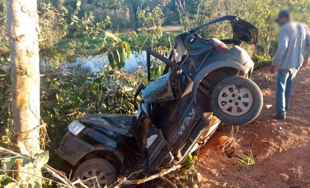 Idoso morre após perder controle de carro e atingir árvore no Nortão