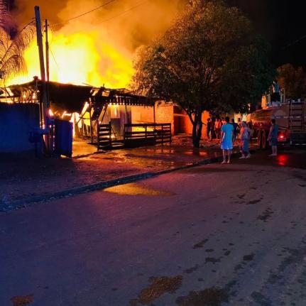 Jovem morre carbonizada em incêndio na própria residência