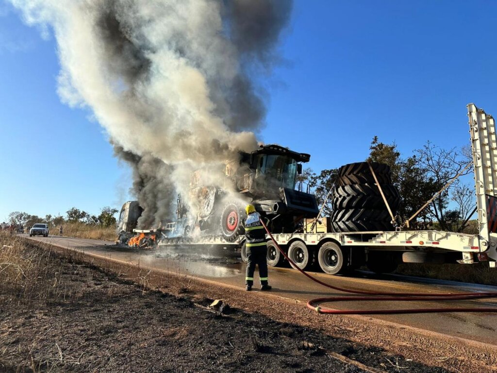 Colheitadeira é destruída pelo fogo enquanto era transportada em carreta 1
