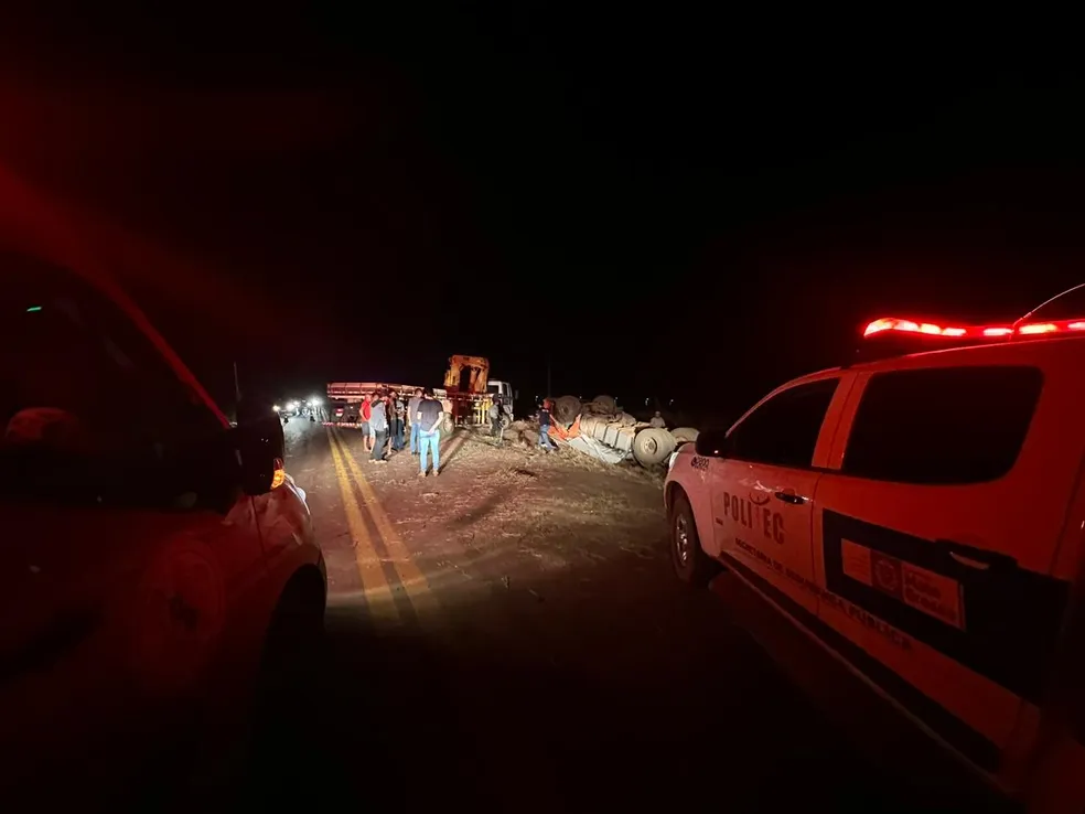Caminhão tomba e mata 5 pessoas em rodovia de MT 1
