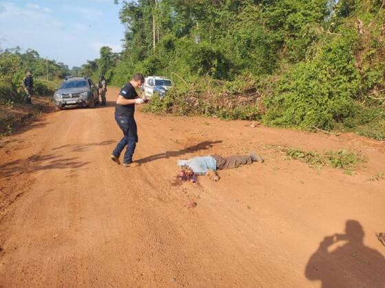 Corpo com cabeça esmagada é encontrado em estrada