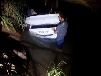 TRAGÉDIA: Casal morre afogado após veículo cair em rio; Crianças são socorridas 2