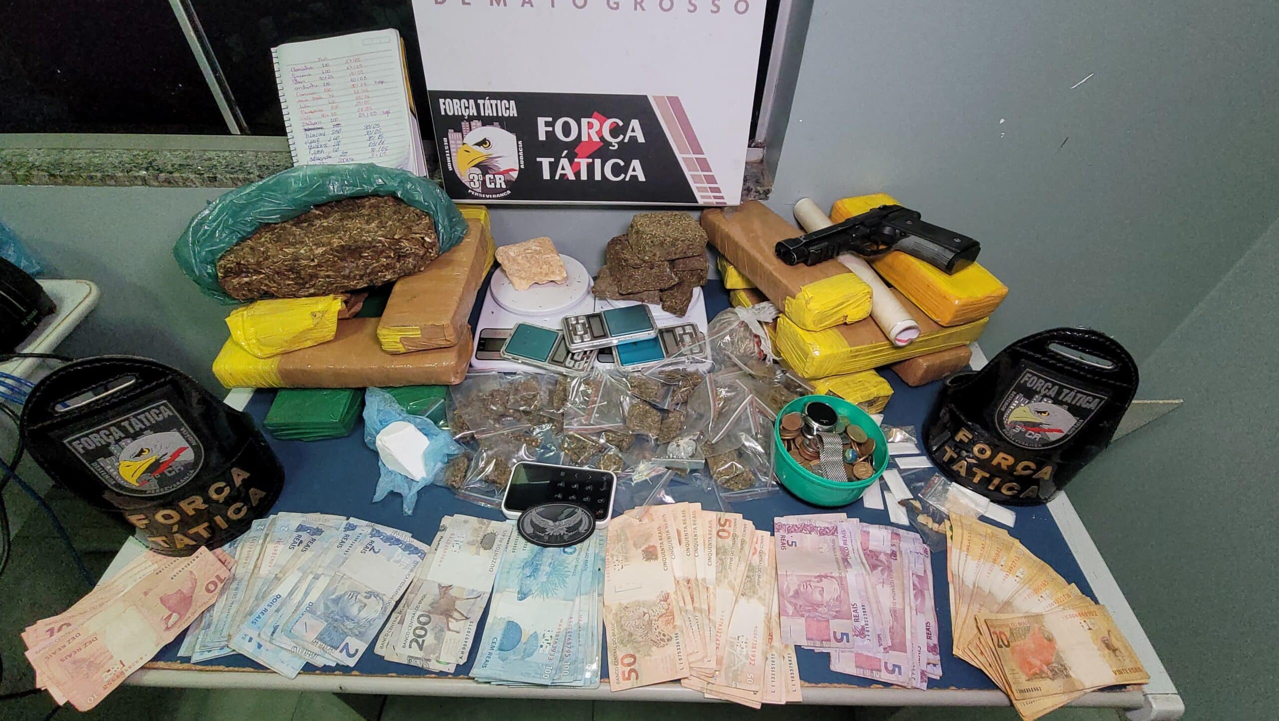 PM prende casal em flagrante por tráfico e apreende 80 porções e tabletes de drogas 1